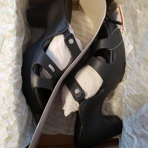 NWT in box - Crocs women's Cyprus V Heel - size 9